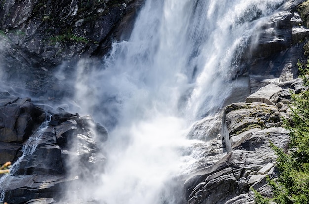 Água selvagem na cachoeira