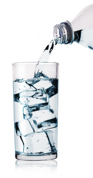 Água sendo derramada em copo de garrafa