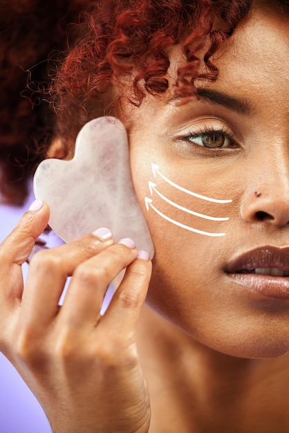 Gua sha líneas antienvejecimiento y mujer con cosméticos, tratamiento de belleza médica y aseo Flecha de relleno de colágeno estético facial y cara del paciente con cuidado de la piel en un fondo de estudio púrpura