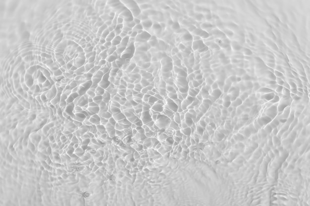 Água tranquila ondulação fundo círculos de textura de água e bolhas em um cosmético de superfície ...