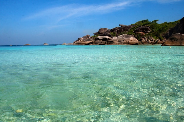 Água turquesa clara na praia nas ilhas Similan, no mar de Andaman.