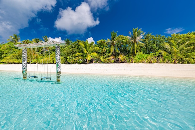 Água turquesa cristalina na paisagem tropical com rede de balanço de praia. Férias na praia do paraíso