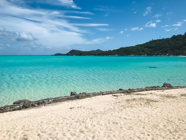 Água turquesa da ilha tropical da praia de areia branca