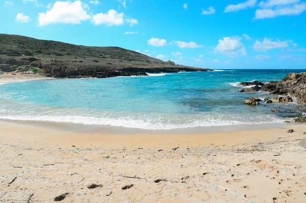 Água turquesa na praia de Argentiera Sardenha