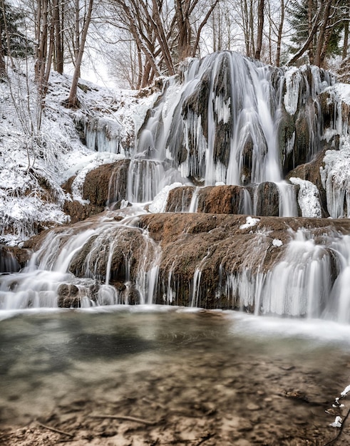 Água turva na cachoeira