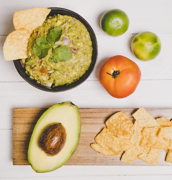 Guacamole-Avocado mit mexikanischer Lebensmittelebene der Chips legen Draufsicht
