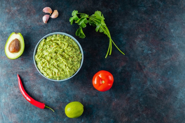 Guacamole Bowl mit Zutaten