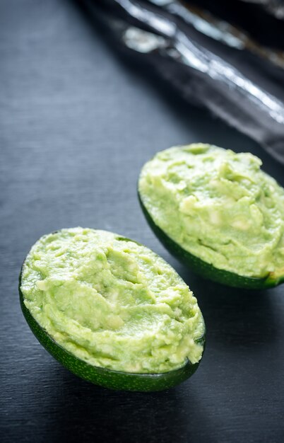 Guacamole en cáscaras de aguacate