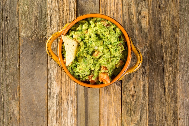 Guacamole caseiro fresco na tigela. Na tigela.