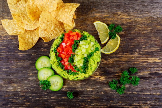 Guacamole casero con chips de maíz y verduras vista aérea