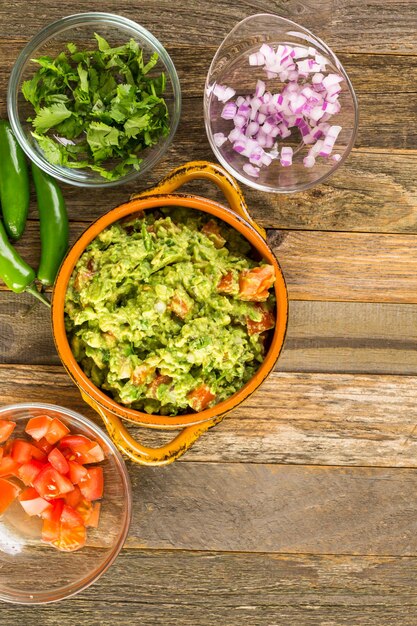 Guacamole casero fresco en el bol. En el bol.