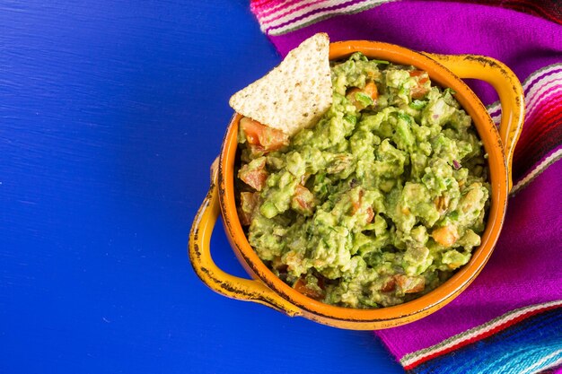 Guacamole casero fresco en el bol. En el bol.