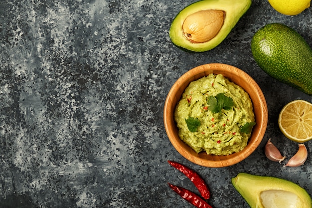 Guacamole casero con ingredientes.