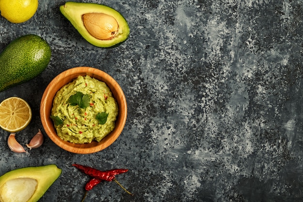 Guacamole casero con ingredientes