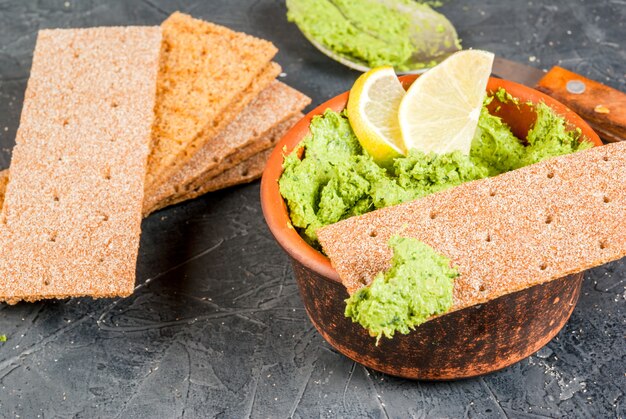 Guacamole casero en un tazón