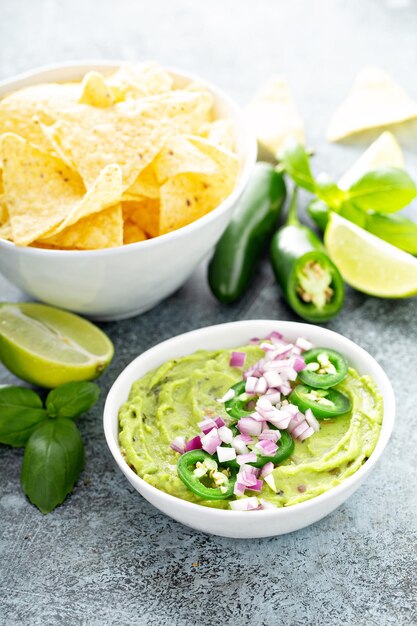 Guacamole con cebolla roja y pimienta Jalapeno