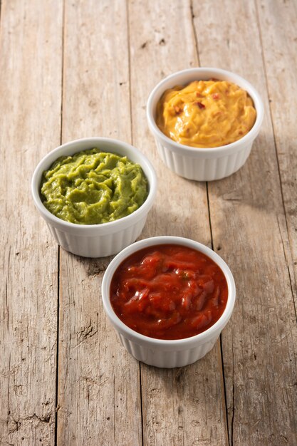 Foto guacamole, chili und käsesauce