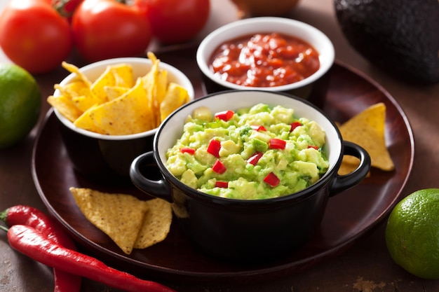 Foto guacamole com abacate limão chili e salsa de tortilla chips