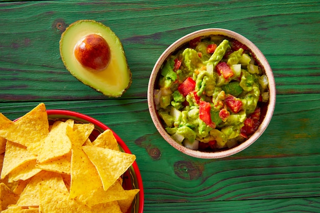 Guacamole com abacate tomate e nachos