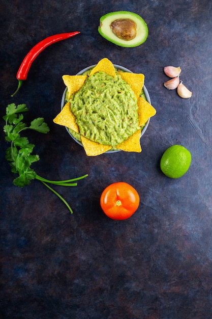 Guacamole com ingredientes e nachos tortilla chips