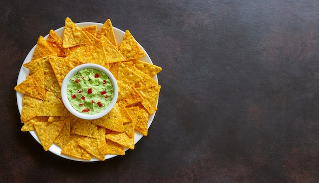 Guacamole com nachos de salgadinhos de milho. comida mexicana. comida vegetariana.