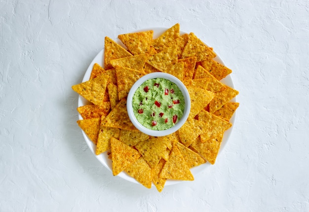 Guacamole com nachos de salgadinhos de milho. comida mexicana. comida vegetariana.