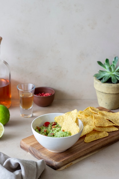 Guacamole de molho de mergulho mexicano com chips de nachos. comida mexicana. alimentação saudável. comida vegetariana.