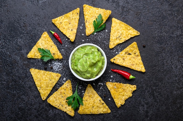 Guacamole e salgadinhos de milho comida tradicional mexicana latino-americana