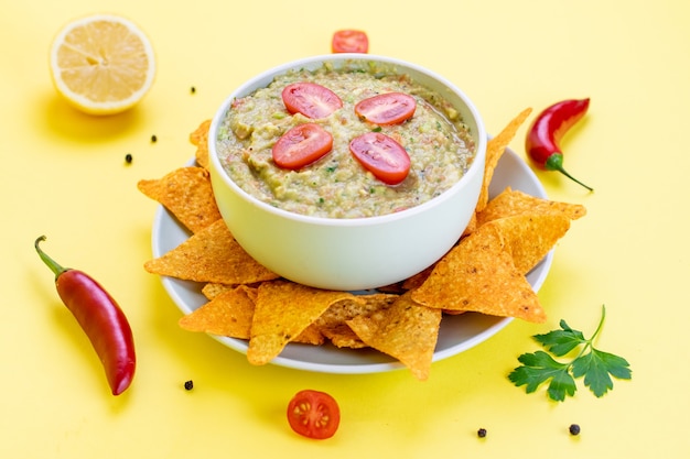 Foto guacamole con fondo amarillo y pimienta limón