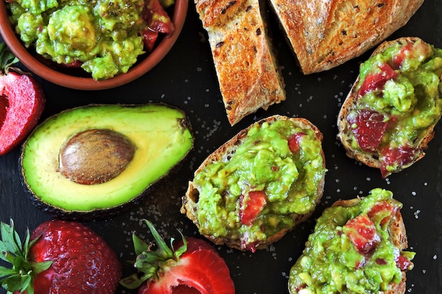 Guacamole de fresa con baguette de fitness. Refrigerio saludable. Dieta Keto Keto snack.