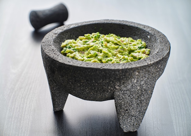 Guacamole fresco en molajete de piedra