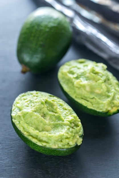 Guacamole in Avocado-Muscheln