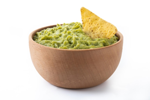 Guacamole mexicano con nacho chip aislado sobre fondo blanco.