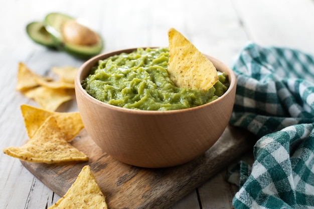 Guacamole mexicano con nacho chip en tazón de madera sobre mesa de madera rústica Comida tradicional mexicana xA