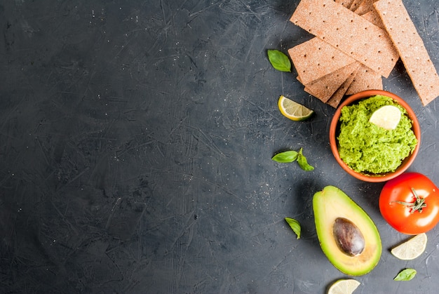 Guacamole mit Zutaten für Sandwiches