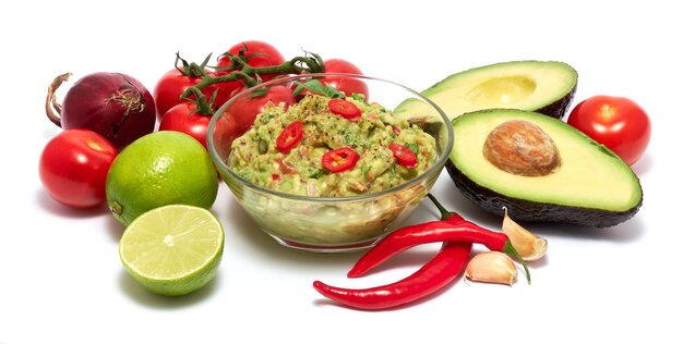 Guacamole orgánico vegetariano saludable Salsa de inmersión mexicana e ingredientes de recetas aislados en fondo blanco