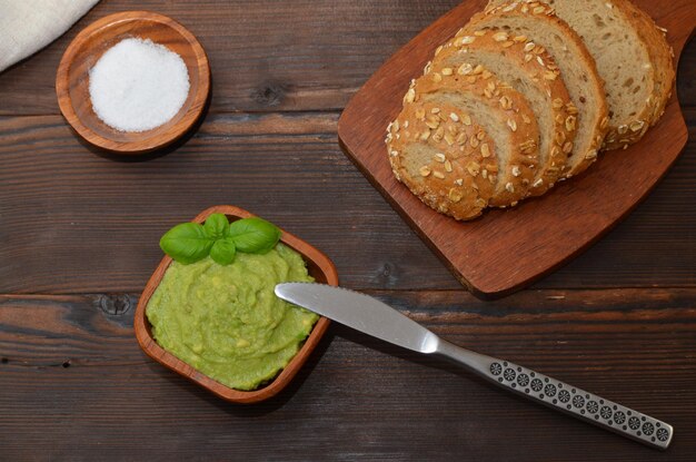 Guacamole y pan en una mesa de madera