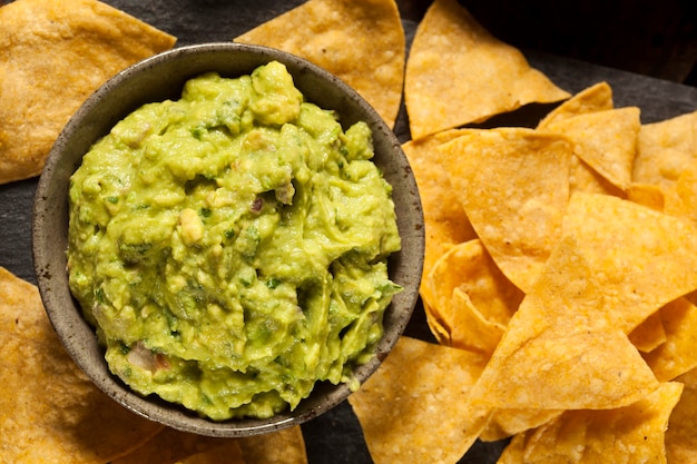 guacamole con patatas fritas