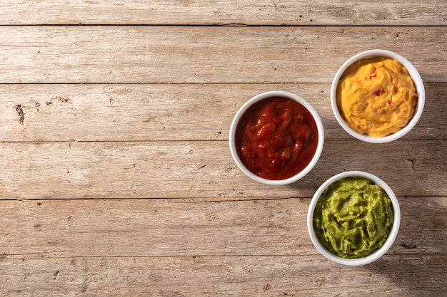 Guacamole, pimenta e molho de queijo