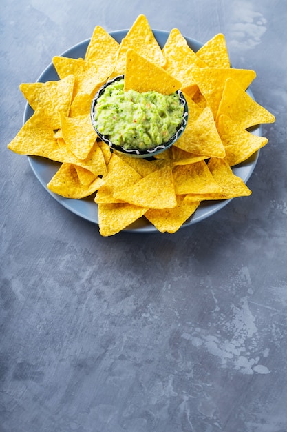 Guacamole salsa mexicana con nachos chips en un plato