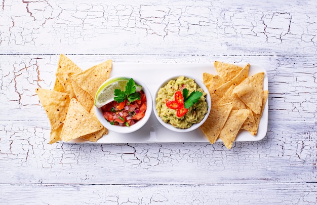 Guacamole, salsa molho de tomate e nachos chips