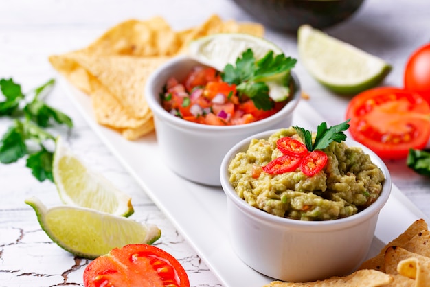 Guacamole, salsa molho de tomate e nachos chips