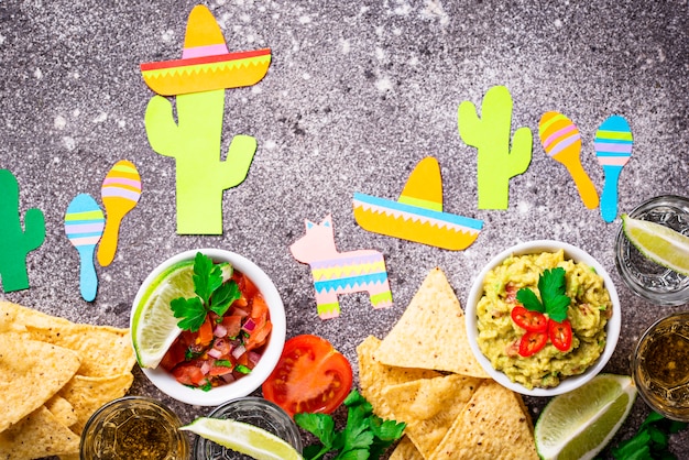 Guacamole, salsa, nachos e tequila