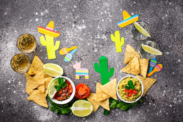 Guacamole, salsa, nachos e tequila