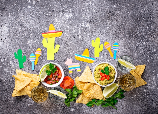 Guacamole, salsa, nachos y tequila.