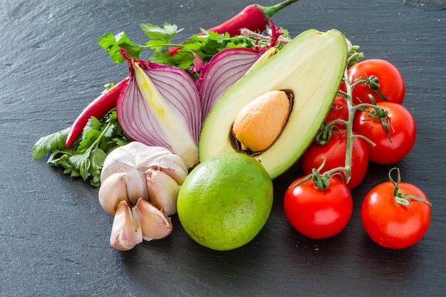 Guacamole-Sauce und Zutaten