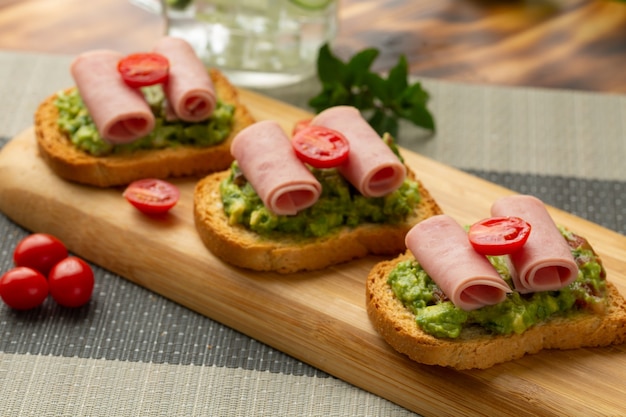 Guacamole Toast, fettarmes gesundes Essen