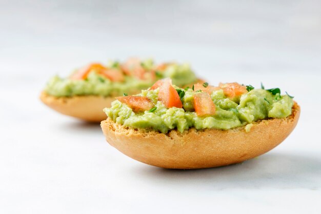 Guacamole Toast mit Tomaten und Petersilie