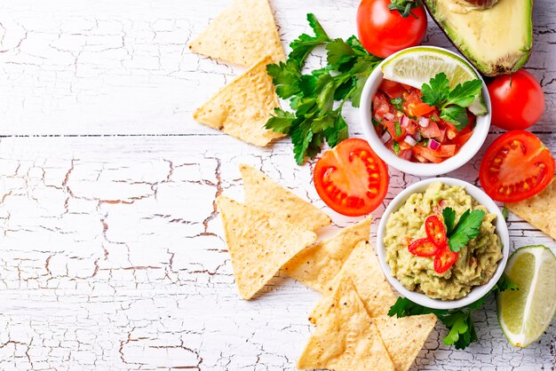 Guacamole, Tomatensauce, Salsa und Nachos