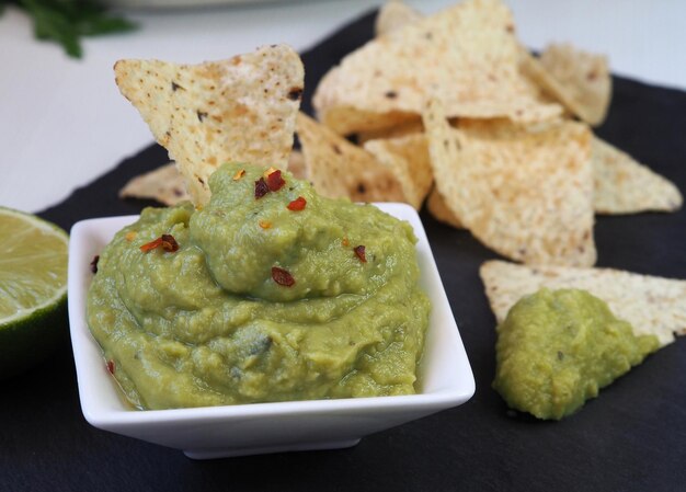 Guacamole und weiße Maischips